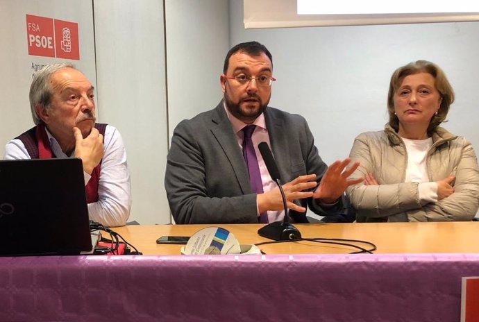 El secretario general de la AMSO, Wenceslao López, el secretario general de la FSA y presidente de Asturias, Adrián Barbón, y la delegada del Gobierno, Delia Losa, participan en una mesa sobre el 8M en Oviedo.