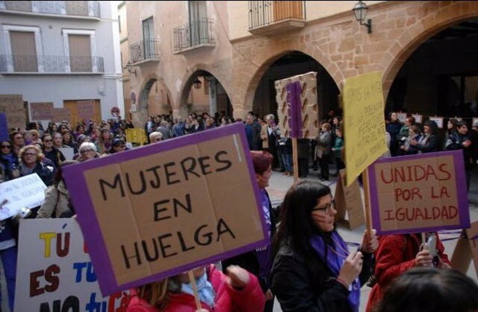 Concentración por el 8M organizada en Alcorisa (Aragón) por FADEMUR