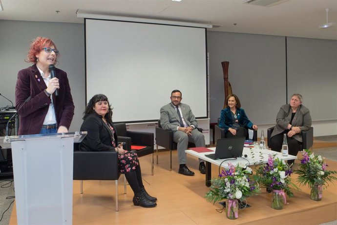 Rebeca Esnaola interviene en la presentación del fondo bibliográfico del INAI a la Biblioteca de Navarra
