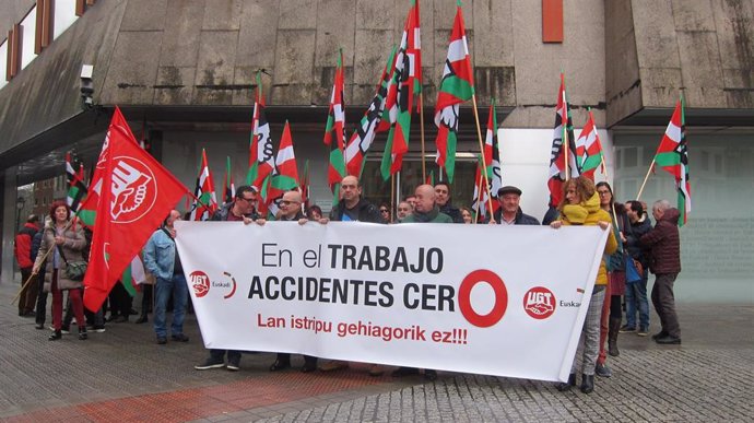 Concentración de UGT para denunciar los accidentes laborales (archivo)