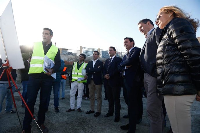 Diputación completa la zona deportiva de 'El Higueral' de Tíjola con una piscina y vestuarios