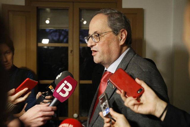 El presidente de la Generalitat de Cataluña, Quim Torra, atiende a los medios de comunicación.