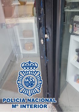 P.N. "La Policía Nacional Detiene A Un Matrimonio Dedicado Al Robo Con Fuerza En Interior De Establecimientos Comerciales"