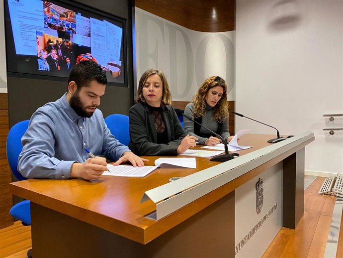 Los concejales de Somos Oviedo Rubén Rosón, Ana Taboada y Anabel Santiago.