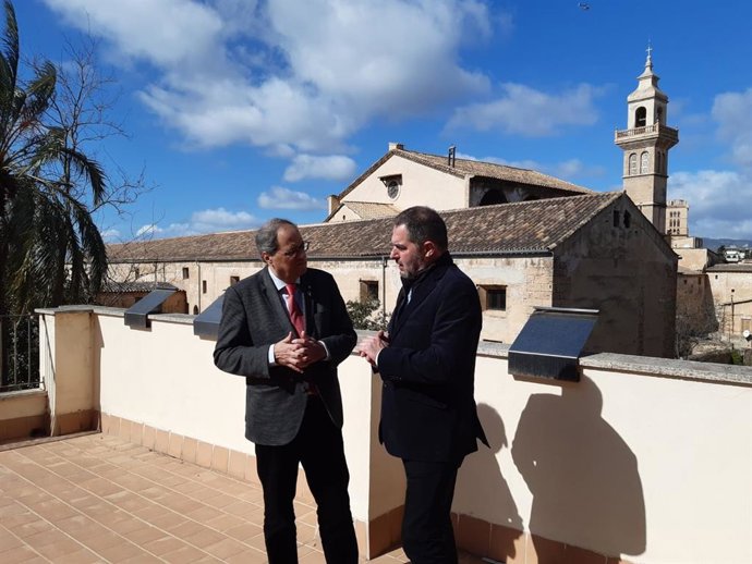 El presidente de la Generalitat de Catalunya, Quim Torra, y el presidente de la Obra Cultural Balear (OCB), Josep de Luis.