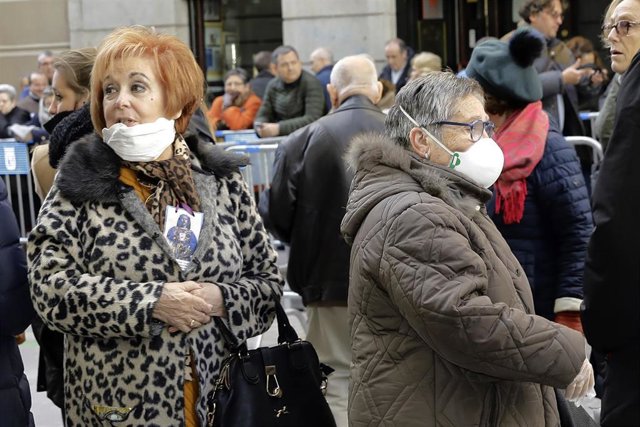 Mujeres con mascarilla hacen cola en la Basílica de Jesús de Medinaceli