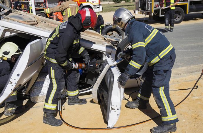 Imagen de bomberos onubenses durante la realización de un simulacro
