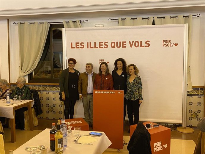 La presidenta del Govern, Francina Armengol; la presidenta del Consell de Mallorca, Catalina Cladera; y el secretario general de los socialistas de Inca y alcalde del municipio, Virgilio Moreno, en la Cena de la Mujer.