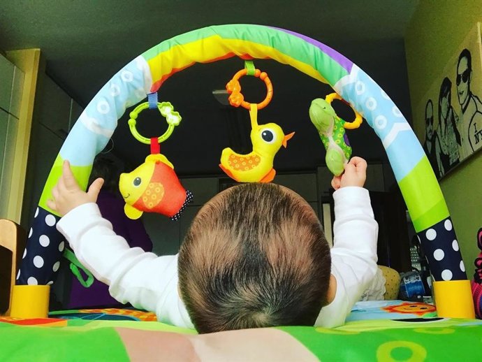 Una niña juega en su parque infantil.