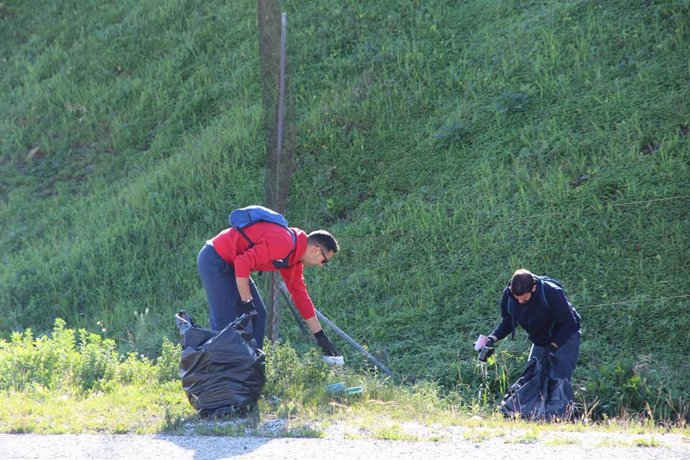 Recogida voluntaria de basura en el municipio de Cártama, una imagen de archivo