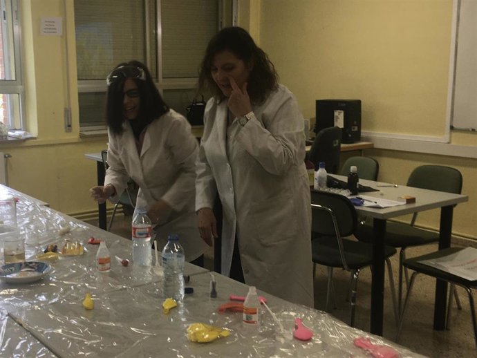 Dos de las profesoras del programa de enriquecimiento extracurricular para los alumnos con altas capacidades durante uno de los talleres de ciencia