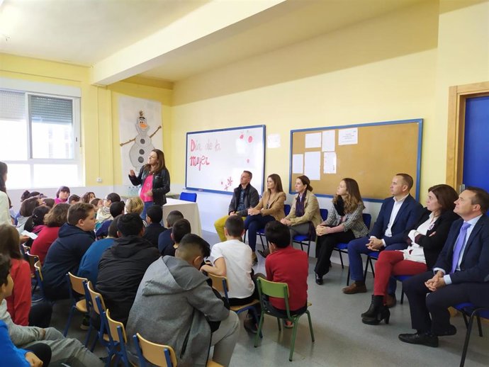 La viceconsejera de Educación y Deporte, María del Carmen Castillo Mena, y el delegado territorial de Educación y Deporte; e Igualdad, Políticas Sociales y Conciliación en Almería, Antonio Jiménez Rosales, visitan un colegio