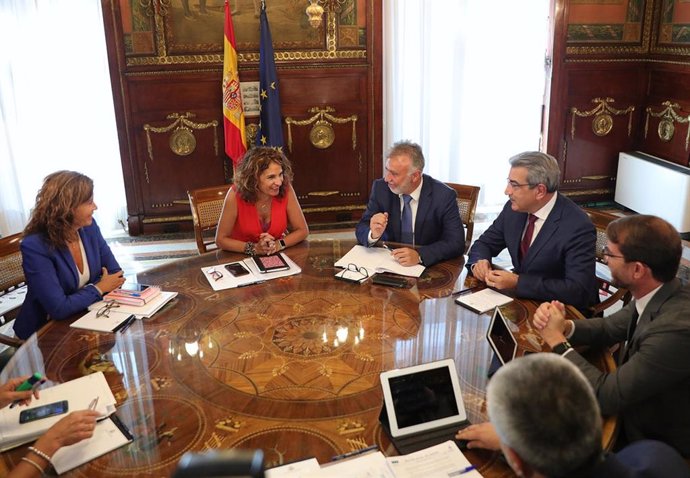 Imagen de archivo de una reunión del presidente de Canarias, Ángel Víctor Torres, con la ministra de Hacienda, María Jesús Montero