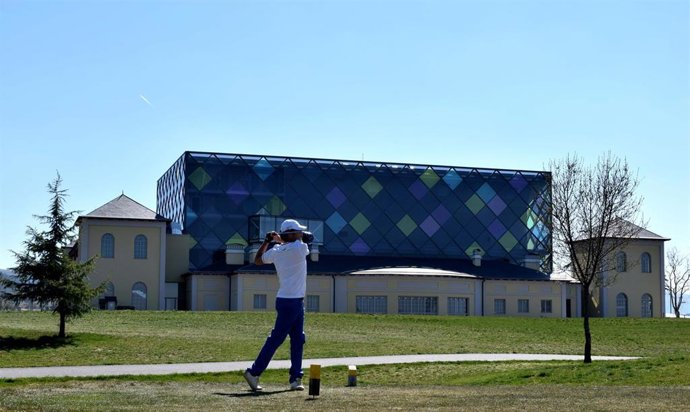 Un hombre jugando al golf.