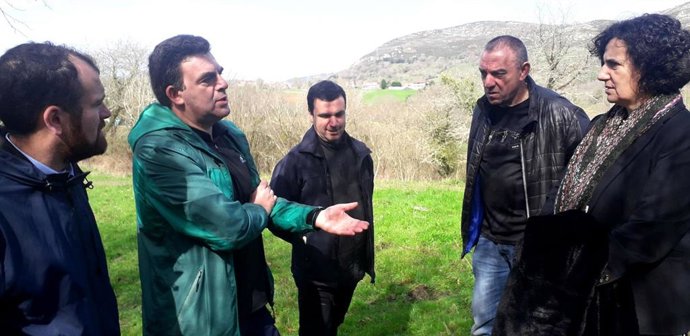 De izquierda a derecha, Iván Allende, alcalde de Piloña; los arqueólogos José  Antonio Longo y Juan Muñiz; el alcalde de Villamayor, Andrés Rojo, y la consejera de Cultura, Política Llingüística y Turismo, Berta Piñán.