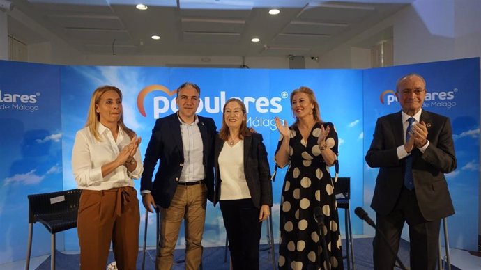 El presidente del Partido Popular de Málaga, Elías Bendodo, y la diputada nacional y vicepresidenta segunda del Congreso de los Diputados, Ana Pastor, participan en un acto del PP de Málaga con motivo del Día de la Mujer.