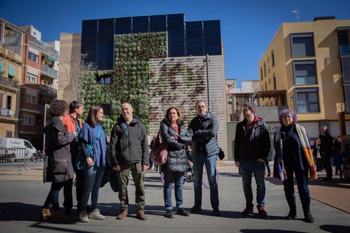 La alcaldesa de Barcelona, Ada Colau (centro), inaugura la remodelación de la medianera de la Plaa de les Dones del 36, en Barcelona a 07 de marzo de 2020.