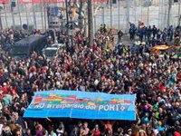 La Comissió Ciutat-Port exhibe una pancarta gigante contra la ampliación del puerto de València durante la mascletà