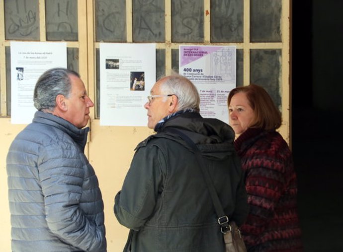 Pla mig de tres vens de Castellterol davant els cartells que anuncien algunes de les activitats que es faran. Imatge del 7 de mar del 2020. (Horitzontal)