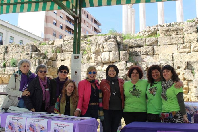 Una treintena de mujeres participan en el mercado artesano