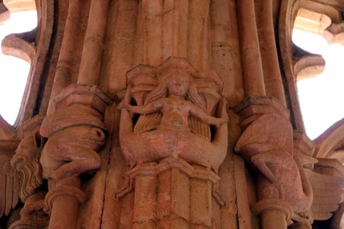 Pla detall de la figura d'una sirena en la representació iconografica de les dones en un dels capitells el monestir de Santes Creus. Imatge del 7 de mar del 2020 (Horitzontal).
