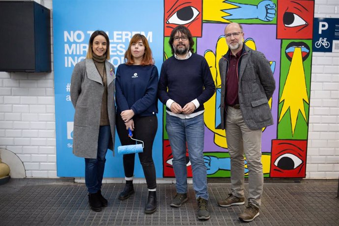 La presidenta de l'Institut Catal dels Dons (ICD), Núria Ramon, la illustradora Cristina Daura, i el president de Ferrocarrils de la Generalitat (FGC), Ricard Font, en la inauguració del mural de la campanya Tolerncia 0 de FGC.