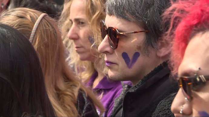 Dona participa en una manifestació a Pedro Zerolo, Madrid, amb motiu del 8M.