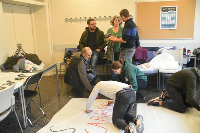 Pla mitj d'alguns dels regidors de Guanyem Girona aquest dissabte 7 de mar de 2020 en la tancada i donant suport als joves. (Horitzontal)
