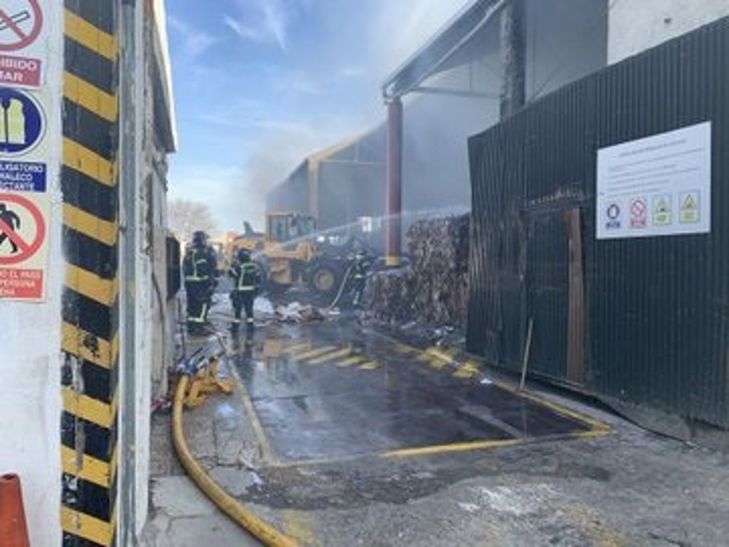 El Incendio Fue Apagado Por Los Bomberos Arden 2.000 metros cúbicos de papel en el incendio de una nave de