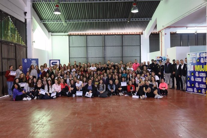 Más de 250 mujeres participan en un curso de defensa personal femenina organizado por la Jefatura Superior de Policía de Baleares.