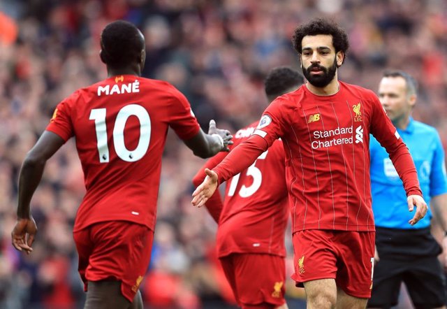 Salah y Mané celebran la remontada del Liverpool en Anfield