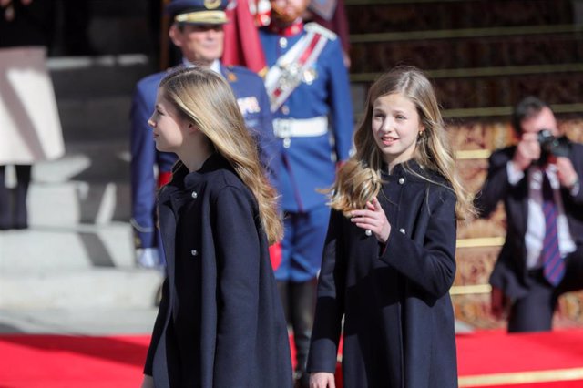 (I-D) La infanta Sofía y la princesa Leonor tras la Solemne Sesión de Apertura de la XIV Legislatura en el Congreso de los Diputados, en Madrid (España), a 3 de febrero de 2020.