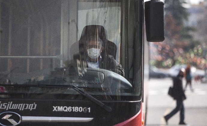 Un conductor de autobús lleva una mascarilla