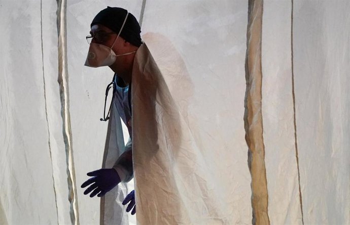 Imagen de un médico con una mascarilla en Alemania.