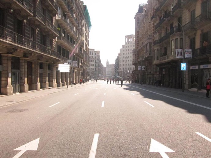 Calle Balmes cortada al tráfico, en una imagen de archivo