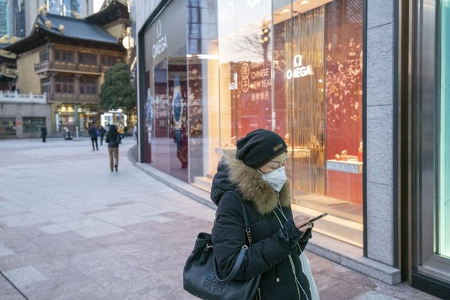 Una mujer con mascarilla en Shanghái. 