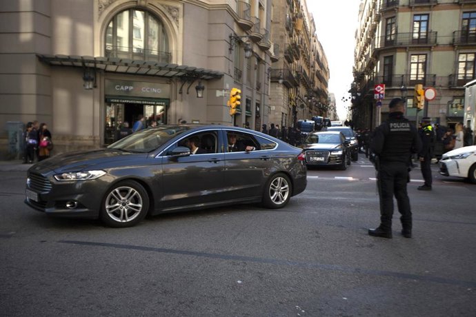 El coche oficial del presidente del Gobierno, Pedro Sánchez, escoltado por otros dos coches y un cordón de seguridad en Barcelona