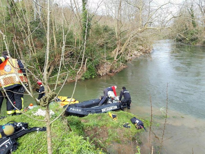 Rescate de tres personas que cayeron en coche en el río Urumea