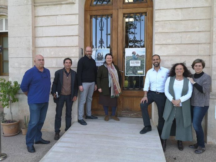 La consellera de Agricultura, Pesca y Alimentación, Mae de Concha, ha colgado con su equipo unos carteles en la sede de la Consellería para visibilizar el papel de la mujer en el campo y en el mar.