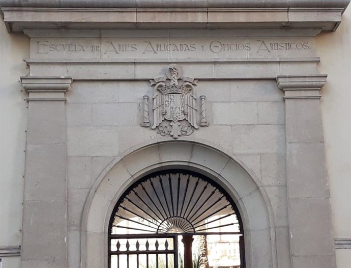 Escudo sobre la entrada de la Escuela de Artes de Almería