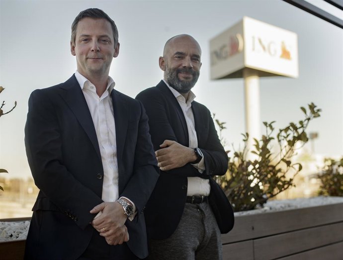 El director de ahorro e inversión de ING, Jan Van Sade (izquierda), y el director de estrategia de inversión de ING, Francisco Quintana, posan en la sede de ING en Las Rozas (Madrid) tras una entrevista con Europa Press.