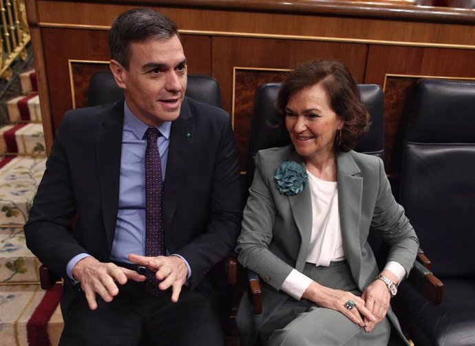 El presidente del Gobierno, Pedro Sánchez y la vicepresidenta Carmen Calvo en una sesión de control en el Congreso de los Diputados