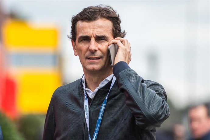 El expiloto español de F-1 Pedro Martínez de la Rosa pasea por el circuito de Montmeló