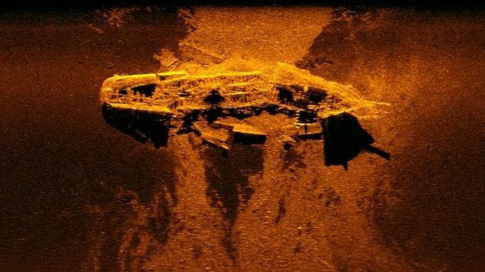    Dos pecios de mercantes carboneros han aparecido a 2.300 kilómetros de la costa de Australia Occidental, durante la intensa búsqueda del vuelo MH370 de Malaysia Airlines desaparecido en 2014