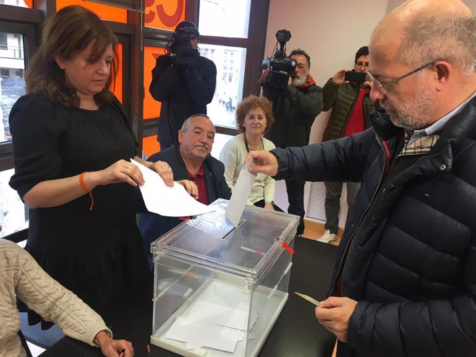 Igea deposita su voto en la urna.