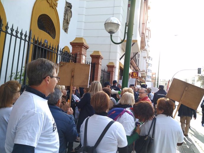 Una protesta de los parcelistas ante la sede del PSOE
