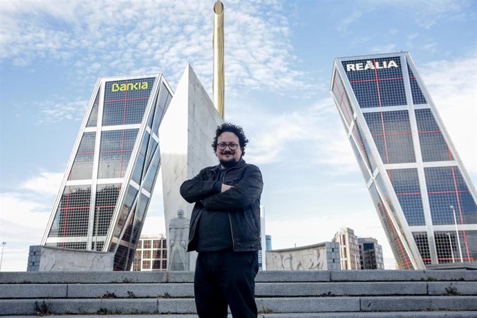 El diputado de Unidas Podemos en la Asamblea de Madrid Jacinto Morano, que ha asumido la portavocía por el embarazo de Isa Serra, posa en Plaza de Castilla antes de su entrevista con Europa Press, en Madrid (España) a 4 de marzo de 2020.