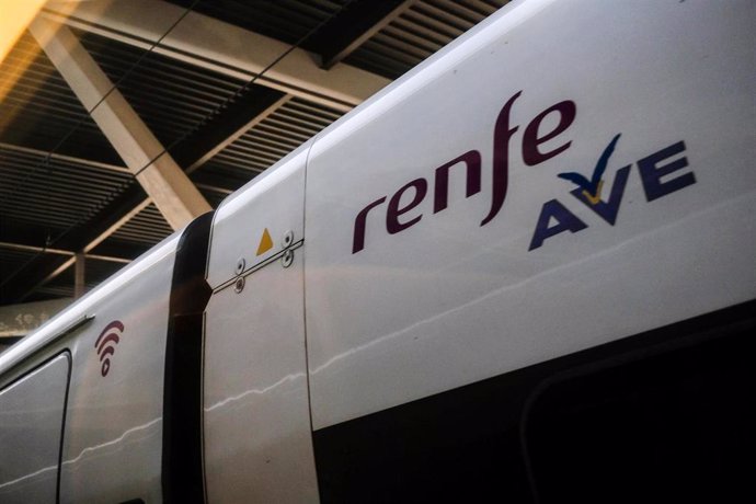 Vagón de un tren AVE de Renfe en las vías de la Estación de Atocha (Imagen de archivo)