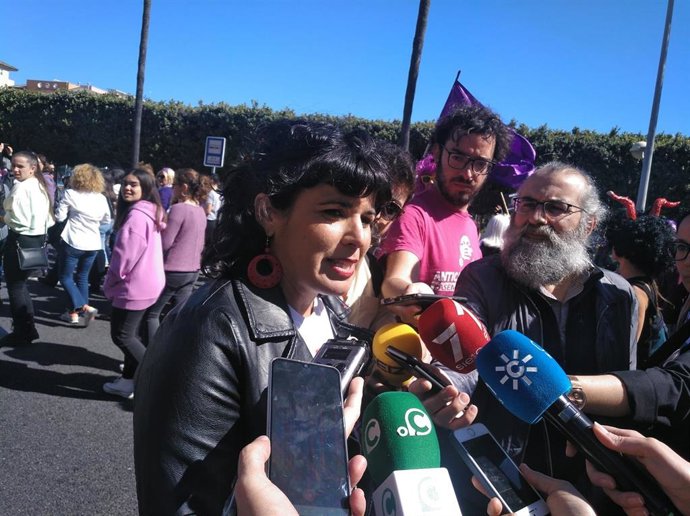 Teresa Rodríguez atiende a la prensa en la manifestación del 8M en Cdiz