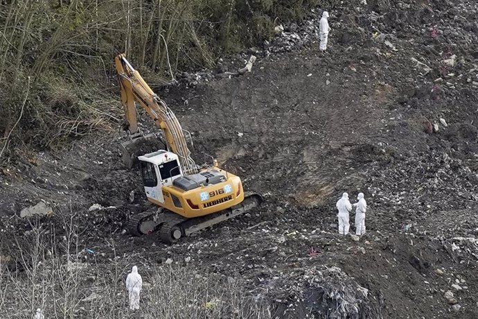 Varios operarios trabajan en las labores de búsqueda de los dos trabajadores sepultados tras el derrumbe del vertedero de Zaldibar